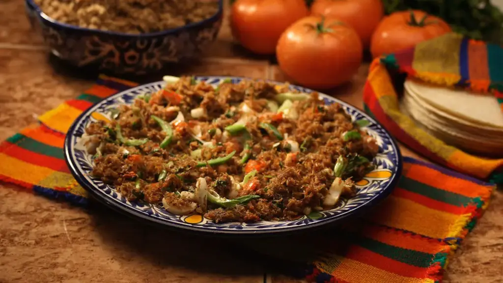 Comida típica en Chihuahua con burritos, montados y carne asada tradicional del norte de México