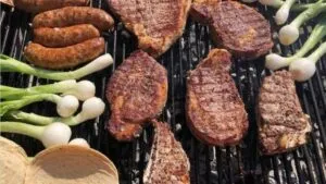 carne asada Chihuahua es un ritual social que impulsa economía local y convivencia en el norte de México con familias reunidas