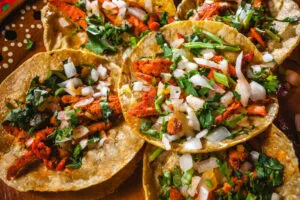 Tacos al pastor en Chihuahua preparados en trompo con carne dorada y estilo norteño auténtico