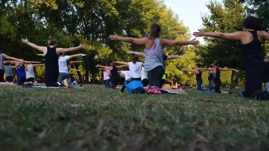 yoga en Chihuahua en estudio wellness con practicantes en sesión de equilibrio y meditación