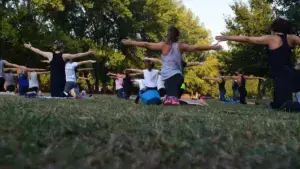 yoga en Chihuahua en estudio wellness con practicantes en sesión de equilibrio y meditación