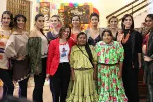 Modelos luciendo diseño contemporáneo de moda en Chihuahua con inspiración regional norteña