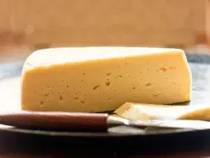 Queso menonita Chihuahua en presentación artesanal destacando su crecimiento en el mercado gourmet y gastronomía mexicana