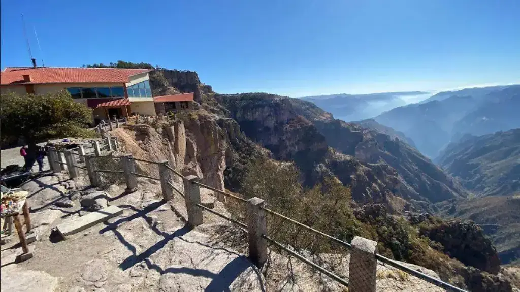 turismo en Barrancas del Cobre con vistas panorámicas y tren Chepe recorriendo la sierra