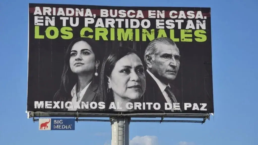 Espectaculares y movilización política contra Morena en Chihuahua durante jornada marcada por abucheos y confrontación estatal.