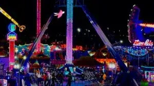 Familias recorren la Feria de Santa Rita en Chihuahua con juegos mecánicos, luces y espectáculos durante la edición 2026.