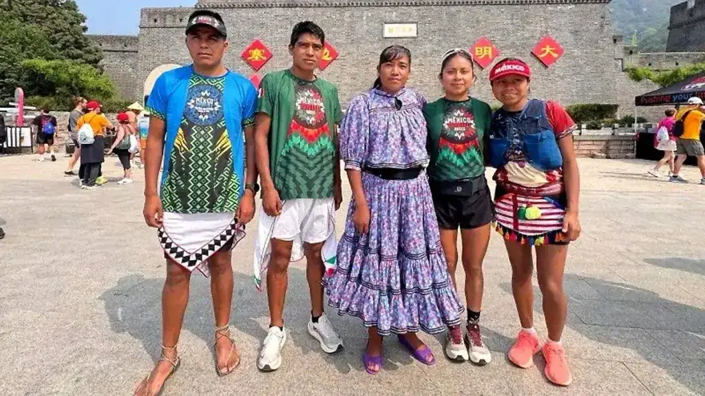 Atletas rarámuris en China compitiendo en carreras internacionales de resistencia extrema