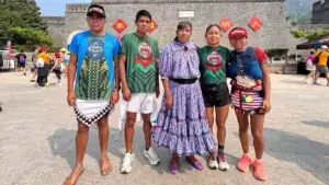 Atletas rarámuris en China compitiendo en carreras internacionales de resistencia extrema