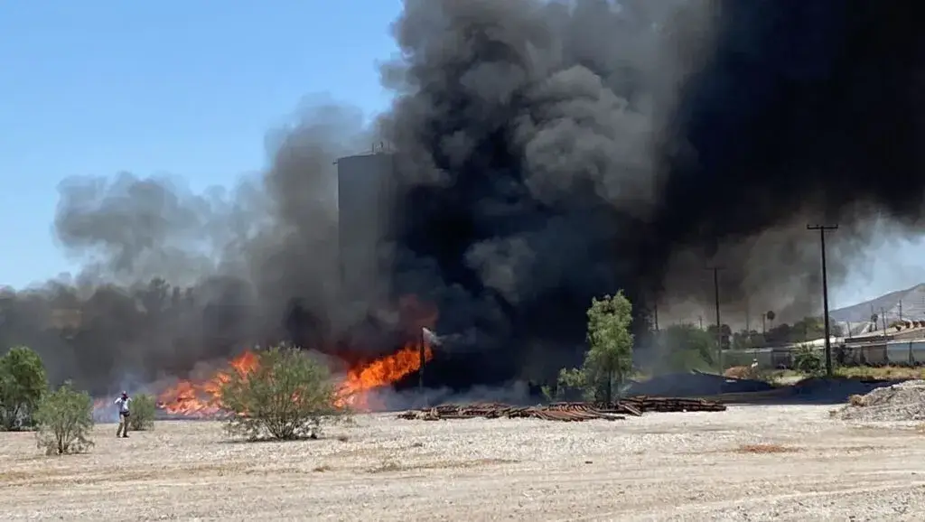 Incendio Ferromex Chihuahua con vagones de tren envueltos en llamas y movilización de bomberos