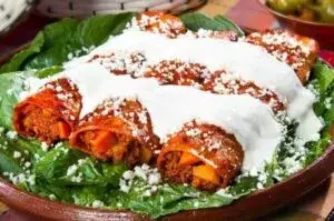 Enchiladas en Chihuahua servidas en restaurante tradicional con comida típica del norte de México