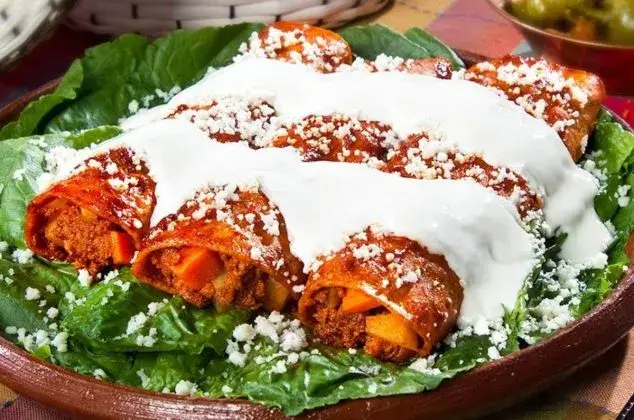 Enchiladas en Chihuahua servidas en restaurante tradicional con comida típica del norte de México
