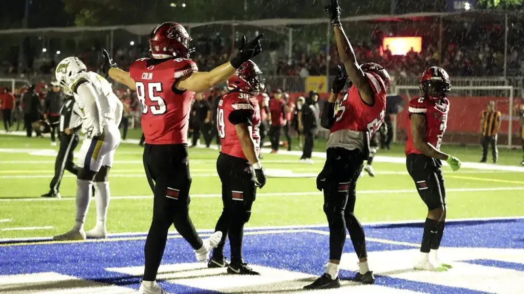 Jugadores de Chihuahua durante partido de Caudillos ante Mexicas en la Liga de Futbol Americano Profesional.