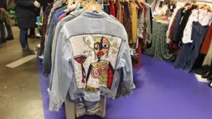 Jóvenes comprando ropa retro dentro de tiendas vintage en Chihuahua con estilo urbano moderno