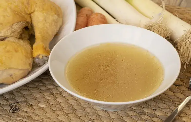 Caldo de pollo en Chihuahua servido de forma tradicional dentro de restaurante mexicano familiar