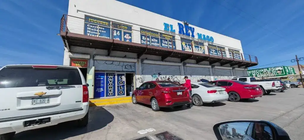 Bodega china en Chihuahua con pasillos llenos de productos importados y compradores buscando ofertas