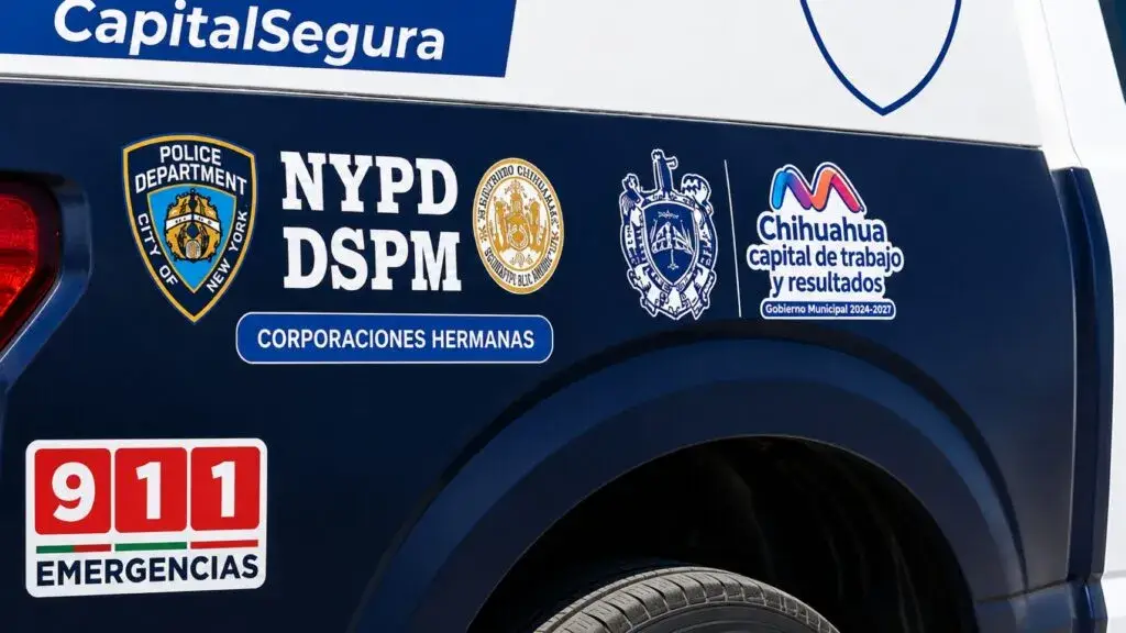 Patrullas de la Policía Municipal de Chihuahua con insignias del NYPD durante jornada de debate sobre cooperación internacional.