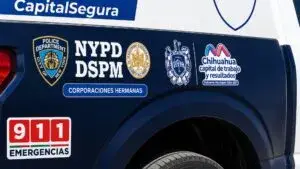 Patrullas de la Policía Municipal de Chihuahua con insignias del NYPD durante jornada de debate sobre cooperación internacional.