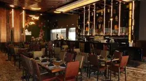 Restaurantes en Chihuahua llenos de familias celebrando el Día de las Madres en ambiente elegante