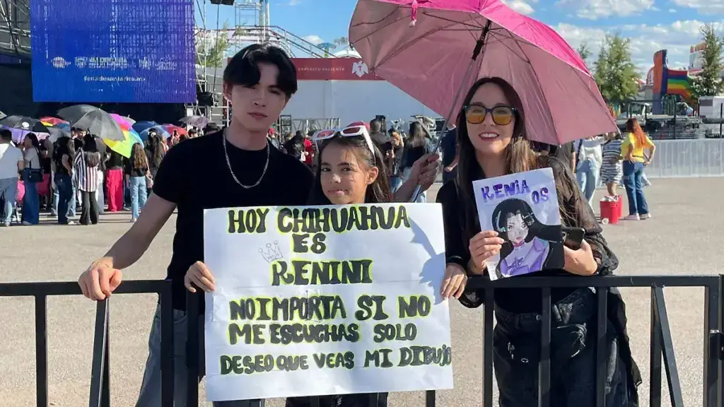 Fans esperando a Kenia OS Chihuahua durante presentación en el Teatro del Pueblo
