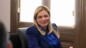 Maru Campos durante evento público en Chihuahua en contexto de crisis por agentes de la CIA y accidente en la sierra.
