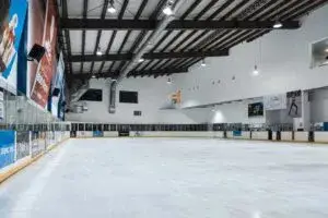 Pista de hielo en Chihuahua con familias patinando dentro de espacio climatizado moderno