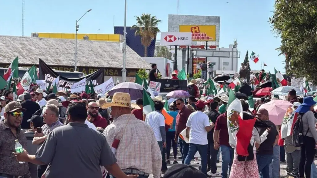 Asistentes a marcha política en Chihuahua entre acusaciones de acarreados y críticas durante movilización estatal.