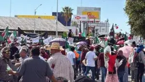 Asistentes a marcha política en Chihuahua entre acusaciones de acarreados y críticas durante movilización estatal.