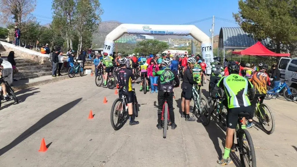 Participantes de FITA Chihuahua durante actividades de ciclismo y trail running en escenarios naturales del estado.