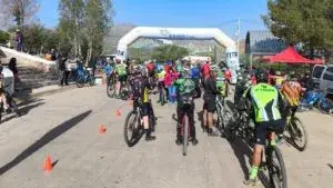 Participantes de FITA Chihuahua durante actividades de ciclismo y trail running en escenarios naturales del estado.