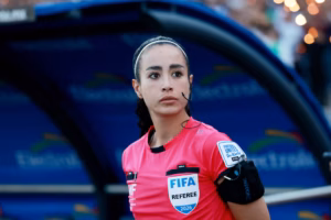 Katia Itzel García durante su debut como árbitra asistente en la Copa del Mundo 2026.