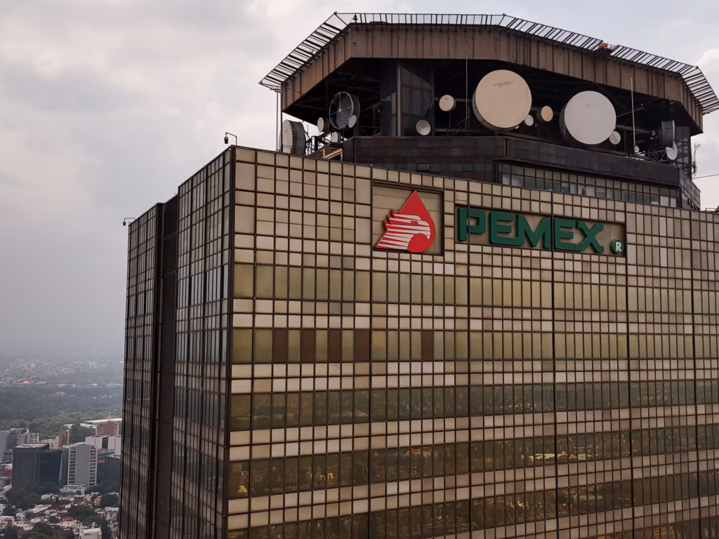 Apoyos a Pemex reducen ingresos públicos y generan presión fiscal en México