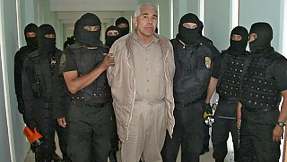 caro quintero caminando junto a policias de los Etados Unidos