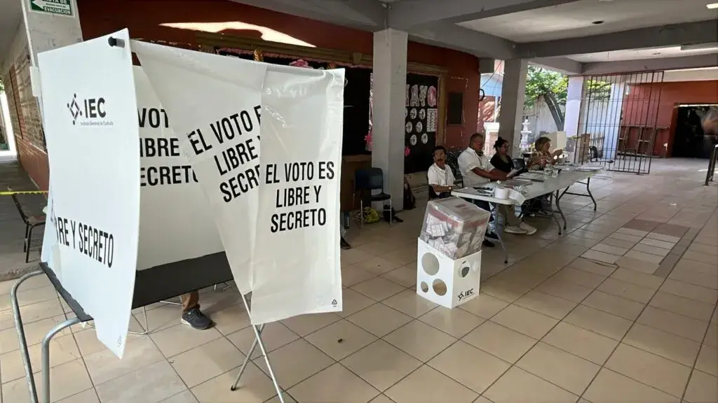 Ciudadanos participan en la elección legislativa celebrada en Coahuila para renovar el Congreso estatal.