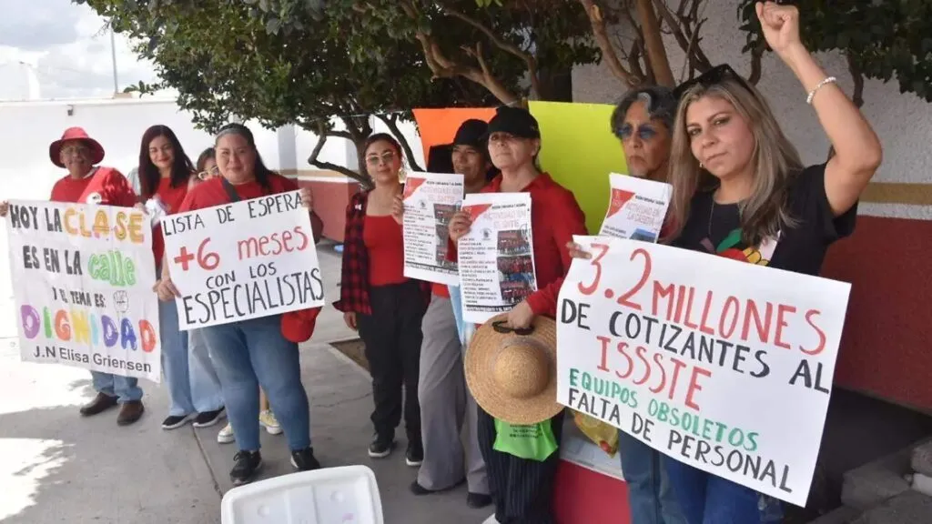 Maestros jubilados realizan manifestación en Chihuahua para exigir reconocimiento de sus derechos sindicales.