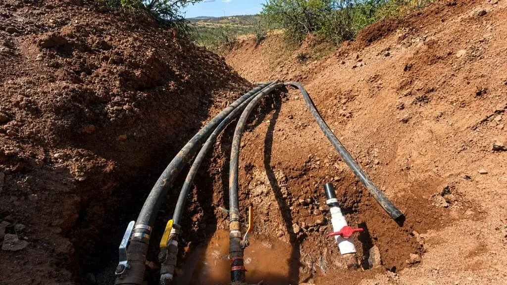 Operativo de la JMAS para clausurar tomas clandestinas conectadas ilegalmente a la red de agua potable en Chihuahua.