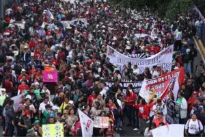 Claudia Sheinbaum durante una conferencia donde aborda las negociaciones con la CNTE y las movilizaciones magisteriales