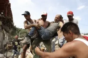 Equipos de rescate trabajan entre escombros tras los sismos registrados en Venezuela