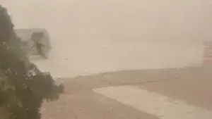 Tolvaneras en Ahumada reduciendo la visibilidad sobre una carretera de Chihuahua