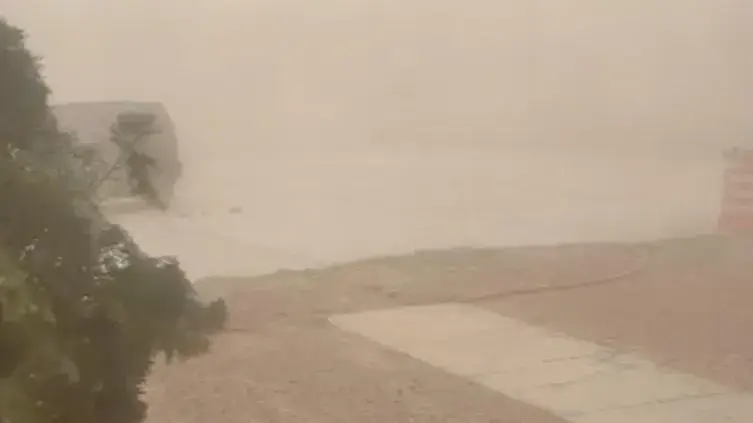 Tolvaneras en Ahumada reduciendo la visibilidad sobre una carretera de Chihuahua