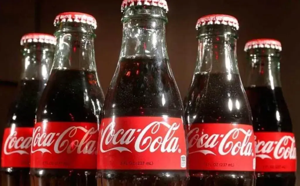 Aficionado observando el precio de una Coca-Cola dentro de un estadio durante el Mundial 2026