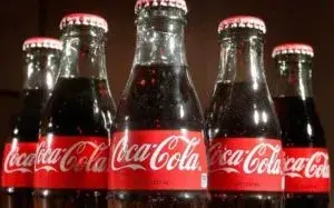 Aficionado observando el precio de una Coca-Cola dentro de un estadio durante el Mundial 2026