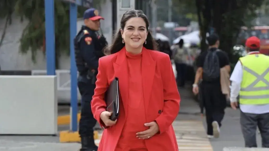 Andrea Chávez durante un evento público tras responder al respaldo del PVEM hacia Cruz Pérez Cuéllar.