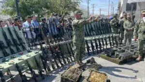 Autoridades militares destruyen armas decomisadas durante una ceremonia oficial realizada en Ciudad Juárez.