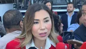 Tania Flores Guerra durante un acto público previo a su detención por un proceso relacionado con presunto peculado.