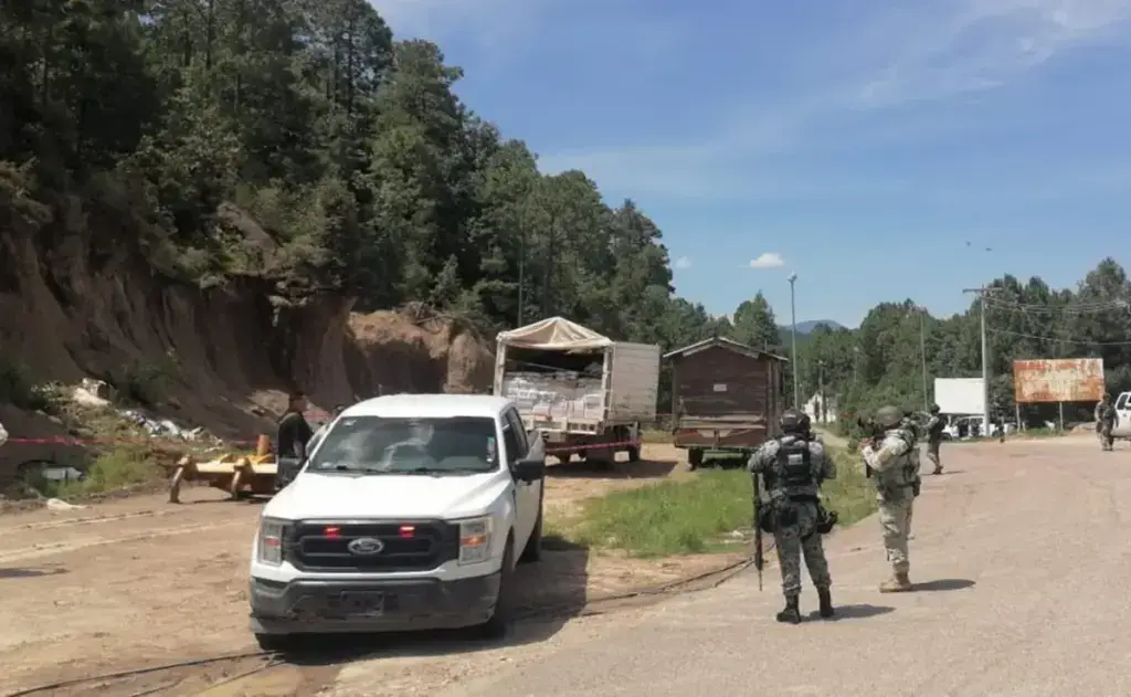 Elementos de seguridad resguardan un camión de carga durante una investigación en Chihuahua.