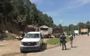 Elementos de seguridad resguardan un camión de carga durante una investigación en Chihuahua.