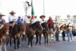 Miles de participantes recorrieron Chihuahua durante la Gran Cabalgata Villista.