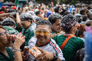 Aficionados ingleses viajan a México para el Mundial 2026.