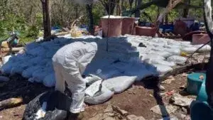 Metanfetamina decomisada en Sinaloa durante operativos federales contra centros de producción de drogas sintéticas